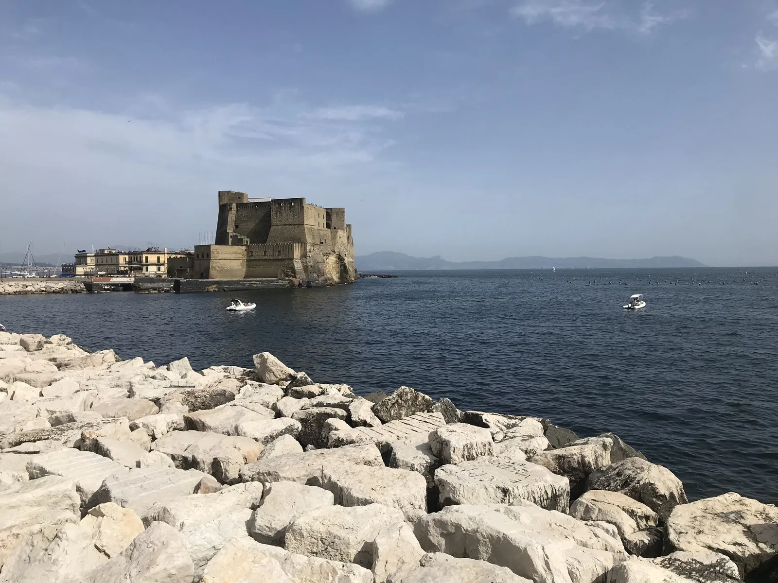 海に突き出した岩の上に建つ卵城。手前は大きな岩がごろごろした海岸