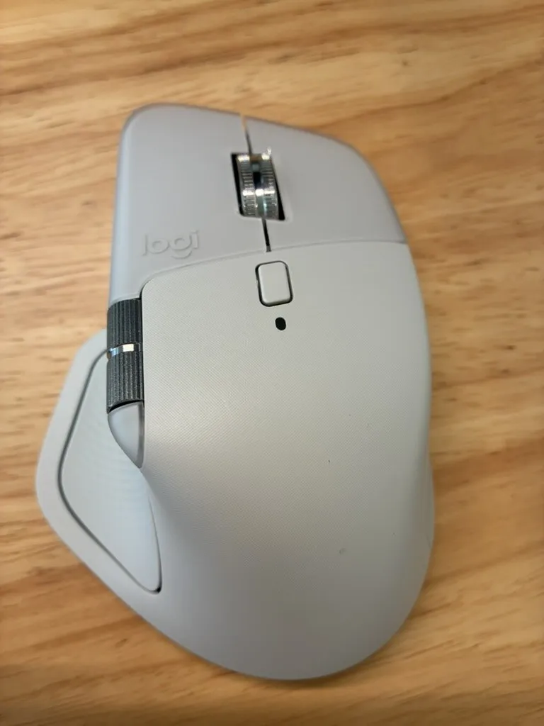 MX MASTER 4 ペイルグレーを真上から見たところ。木製デスクの上に置いた状態
