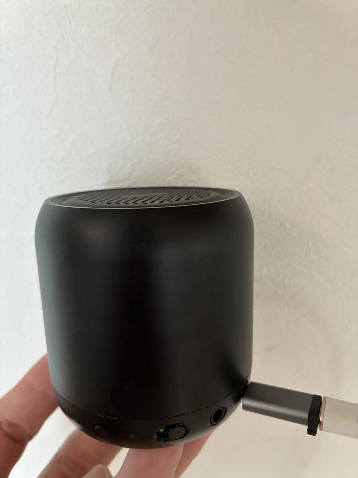 旧モデルのSoundCore mini。底面の充電ポートにmicroUSB→USB-Cの変換アダプターを挿した状態