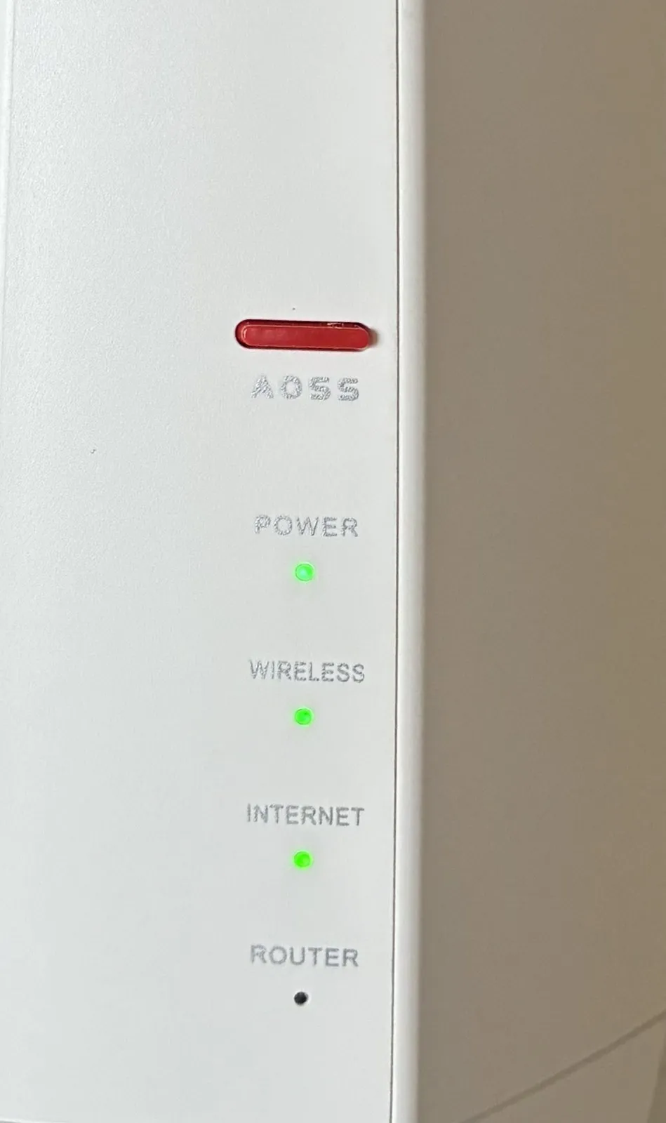 側面のランプ表示。AOSSボタンの下にPOWER・WIRELESS・INTERNETが緑色に点灯し、ROUTERは消灯している