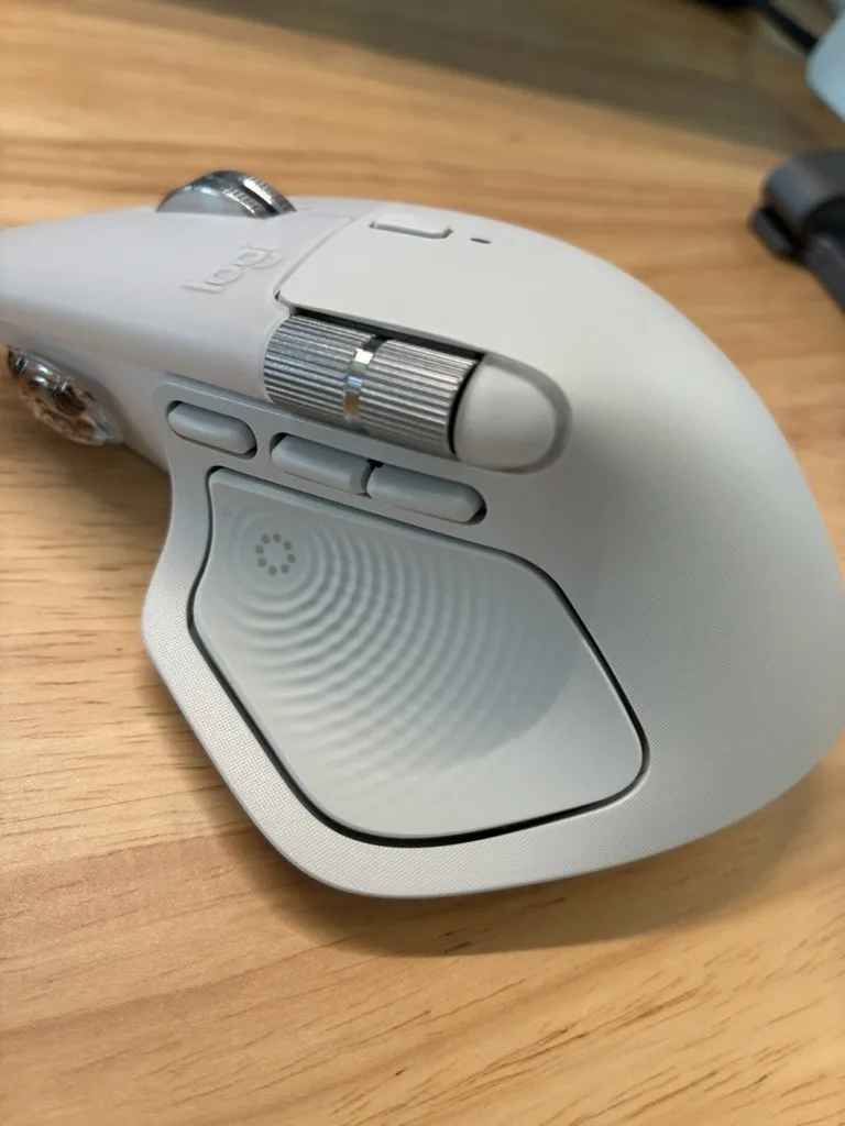 MX MASTER 4 ペイルグレーの親指側。同心円状のテクスチャが入った触覚フィードバック センスパネルのアップ