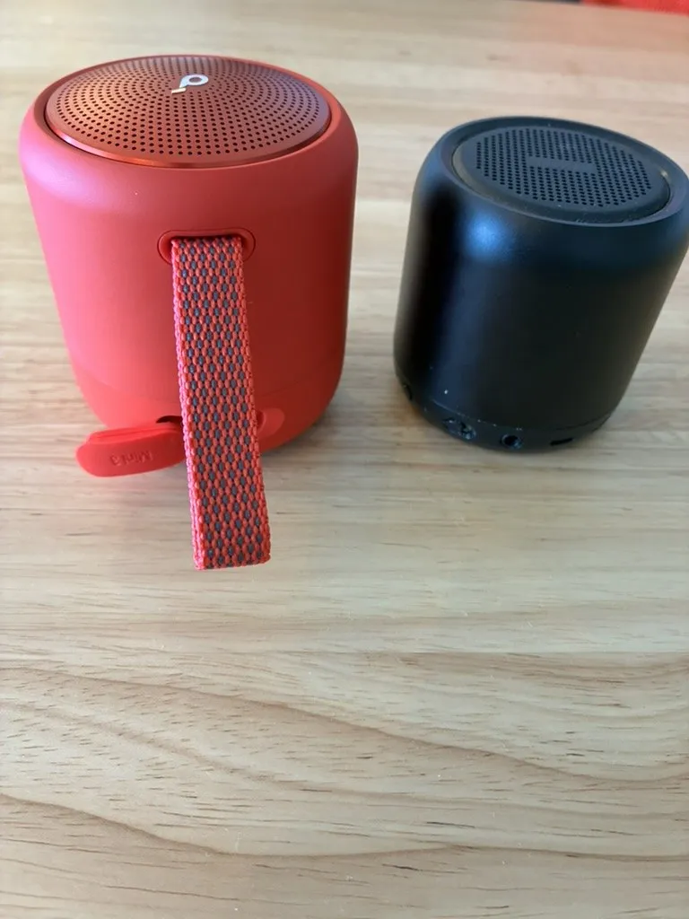 左が新モデル(赤・ストラップ付き)、右が旧モデル(黒)。並べると新モデルのほうが背が高い