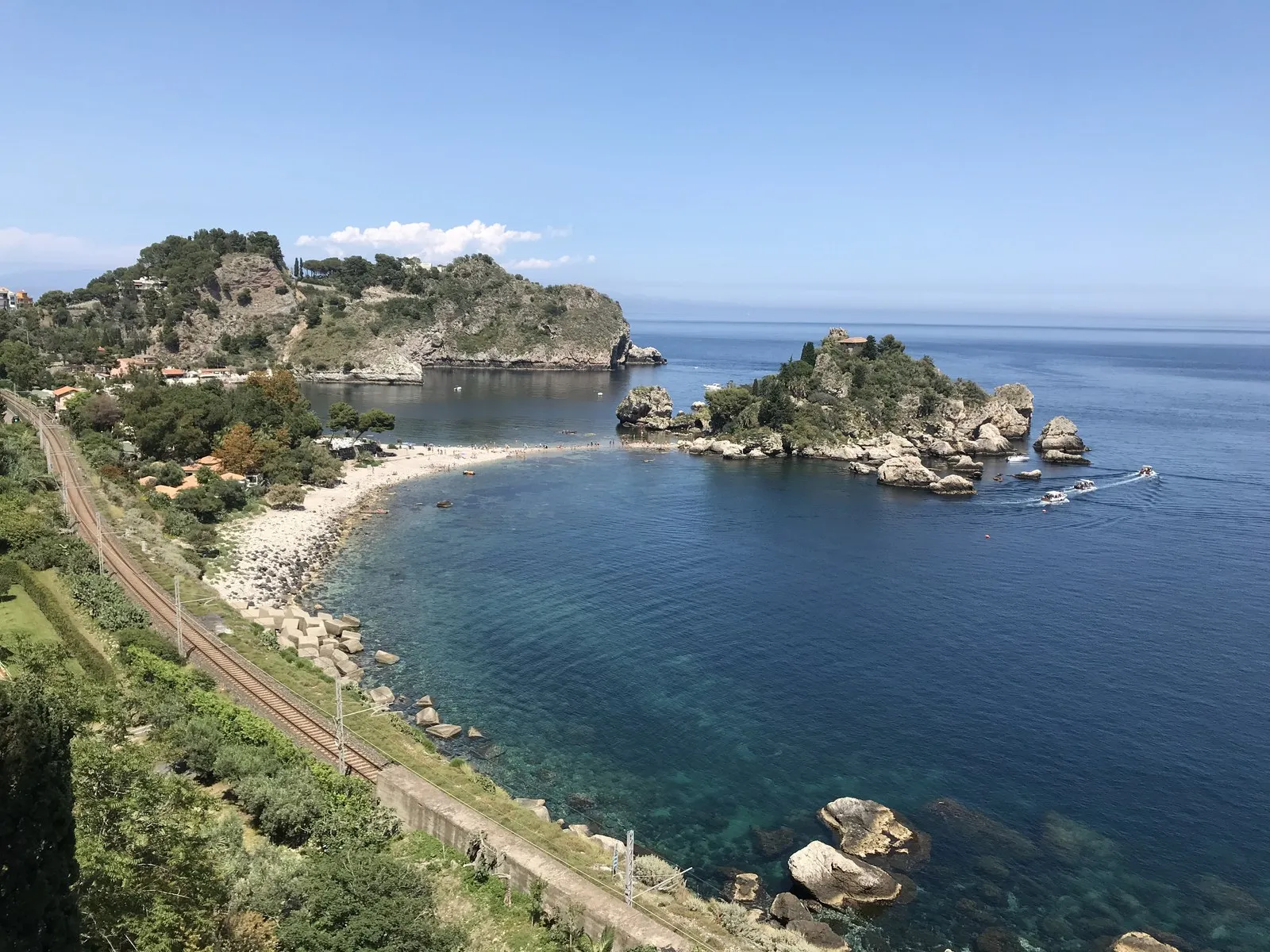 イゾラ・ベッラの入り江。青い海に小さな島と浜が続く
