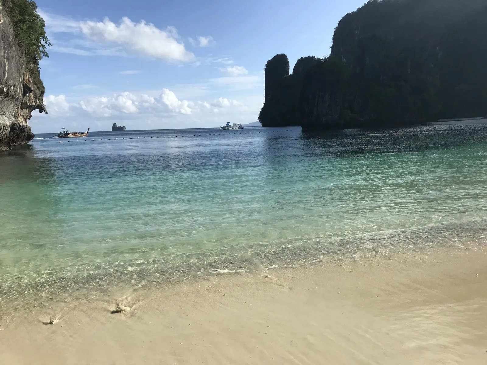 石灰岩の断崖に囲まれた入り江と、透き通った浅瀬