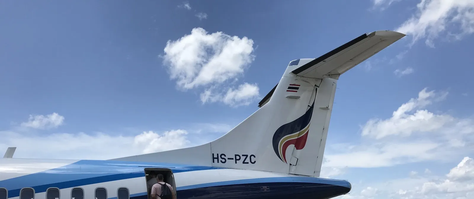 駐機場に停まるバンコクエアウェイズのプロペラ機の尾翼と機体