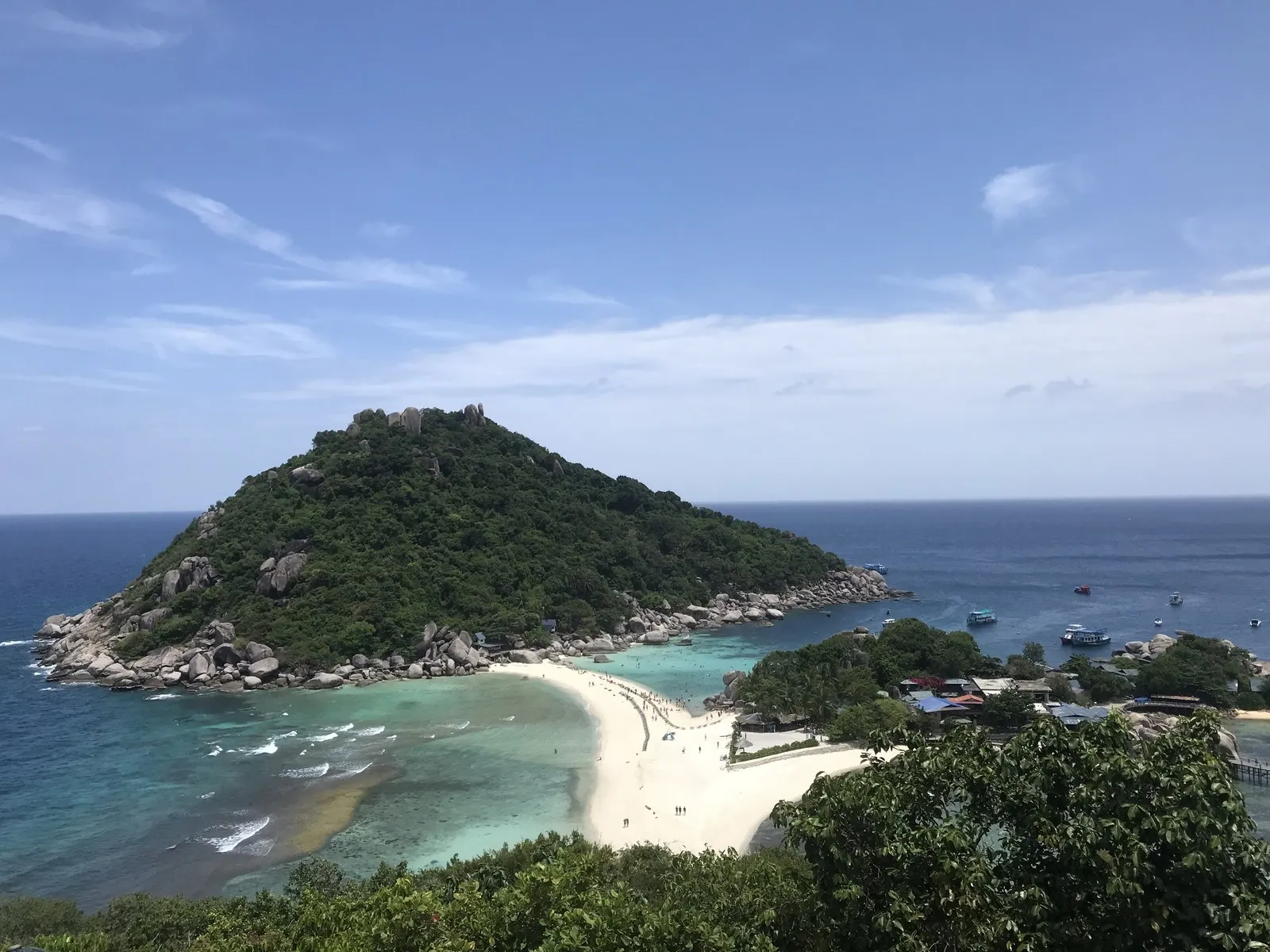 高台から見下ろすナンユアン島。3つの島が細い砂州でつながっている