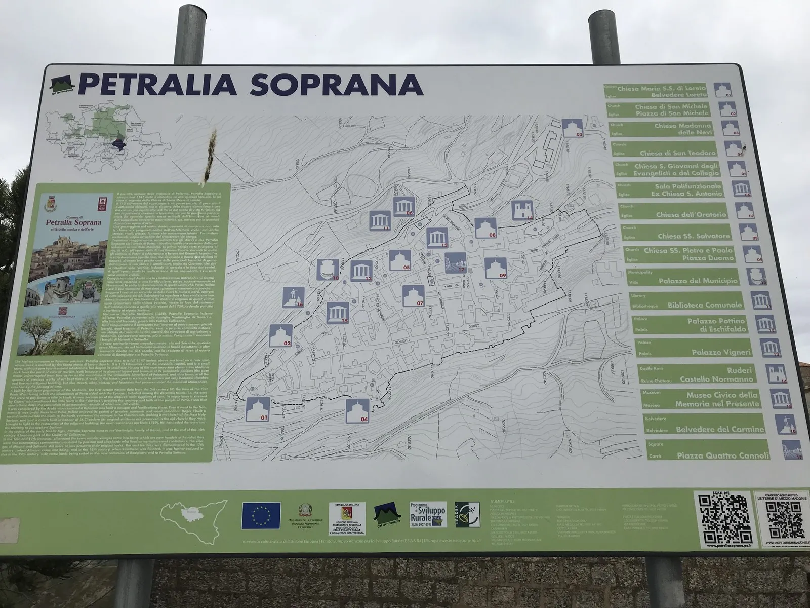 「PETRALIA SOPRANA」と書かれた町の案内看板