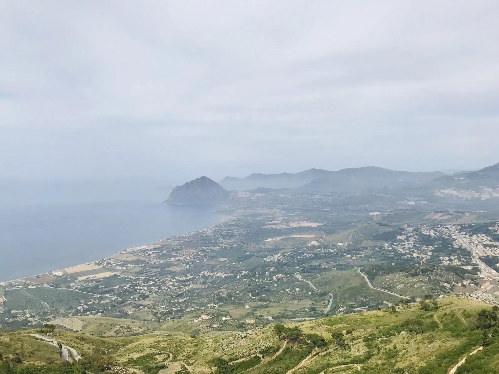 エリチェから見下ろす海岸線。霞んだ空の下に岬と海が広がる
