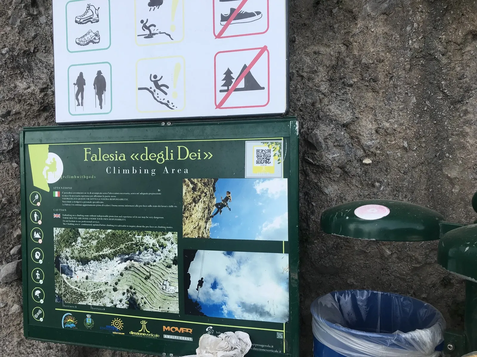 「Falesia «degli Dei» Climbing Area」と書かれた案内板