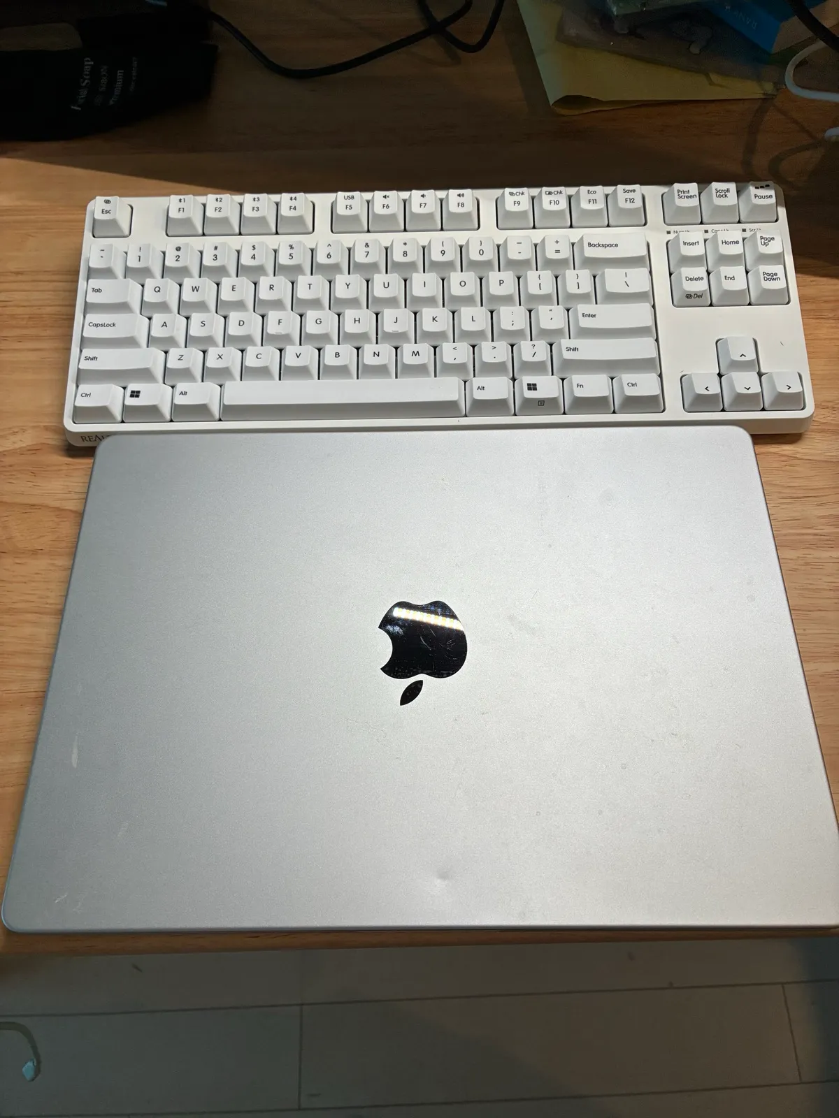 REALFORCE R4HD21 の本体全景。MacBookと並べたところ