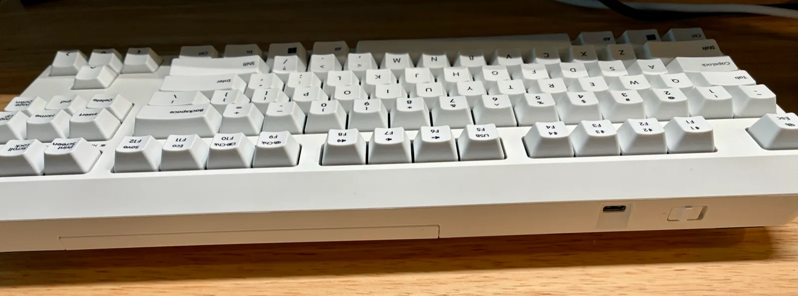 REALFORCE R4HD21 を側面から見たキー面。USB-Cポートが見える
