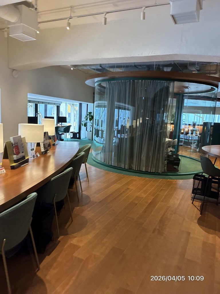 SHARE LOUNGE店内全景。長テーブルとガラス張りの円形個室エリア