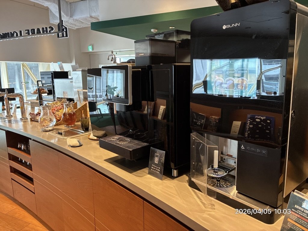 ドリンクステーション。コーヒーマシンやジュースサーバーが並んでいる